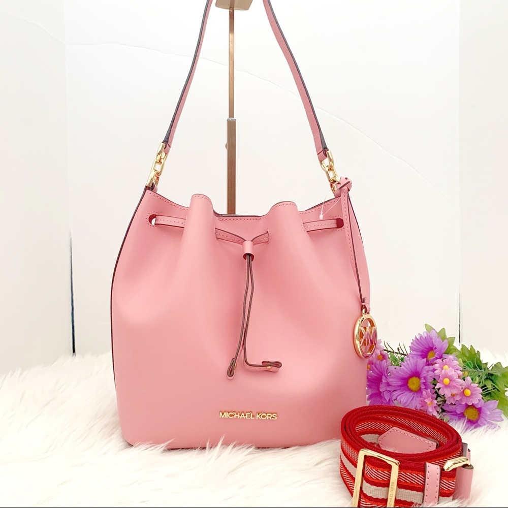 📌CLOSING SALE📌MICHAEL KORS BUCKET MESSENGER BAG - Picture 1 of 8